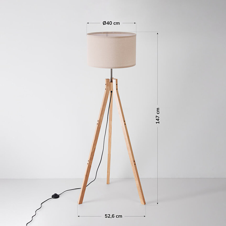 Skandinavisk golvlampa Tenir med trebent stativ i trä och linneskärm