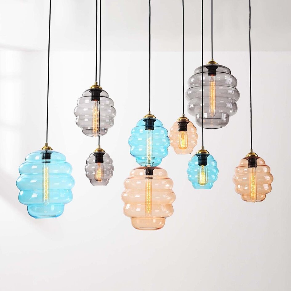 Designad pendellampa Zavari med 9 glaskulor i amber, rökfärgat och blått