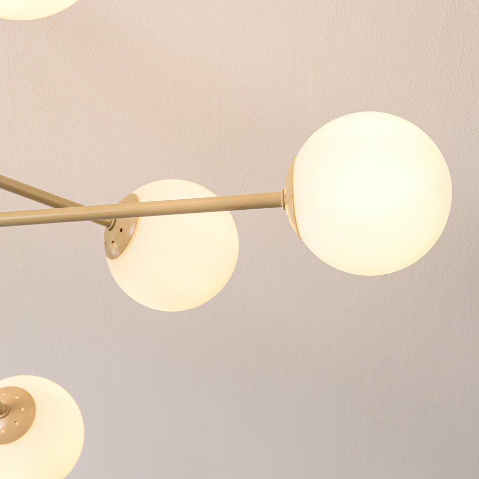 Taklampa Idaho med åtta lampor - beige med mjölkvitt glas