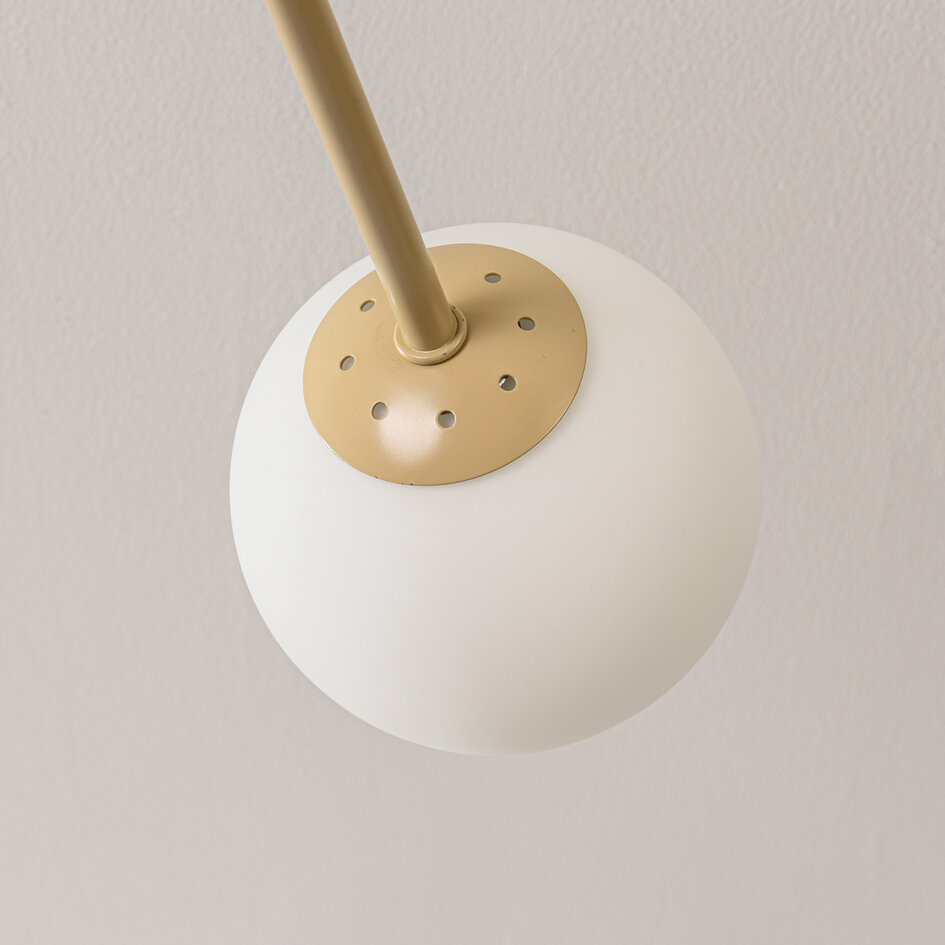 Taklampa Idaho med åtta lampor - beige med mjölkvitt glas