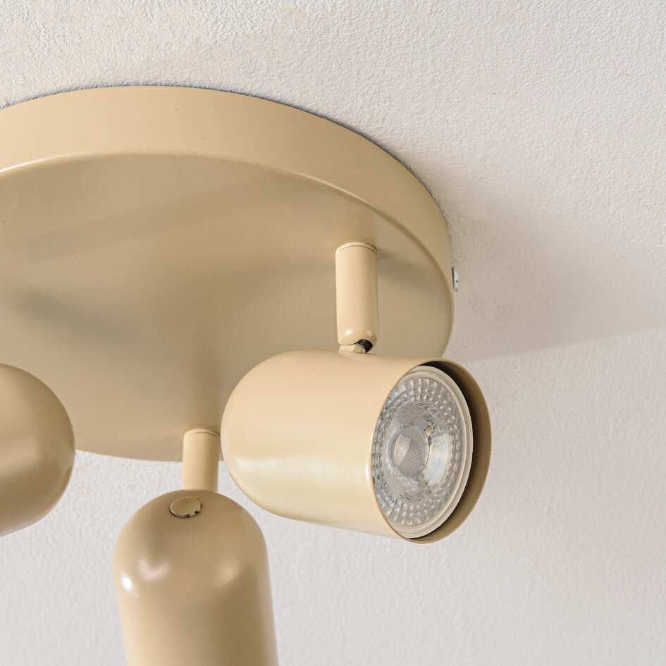 Taklampa Caro med tre lampor i beige med justerbara spotlights