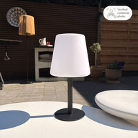 Solcellsdriven bordslampa Lucen med metallfot - Utrustad med integrerad LED