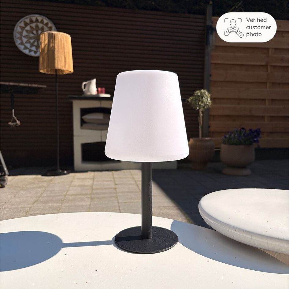 Solcellsdriven bordslampa Lucen med metallfot - Utrustad med integrerad LED