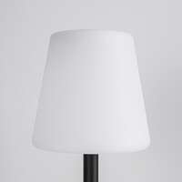 Solcellsdriven bordslampa Lucen med metallfot - Utrustad med integrerad LED