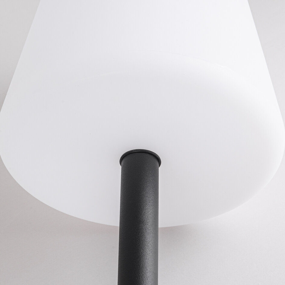 Solcellsdriven bordslampa Lucen med metallfot - Utrustad med integrerad LED