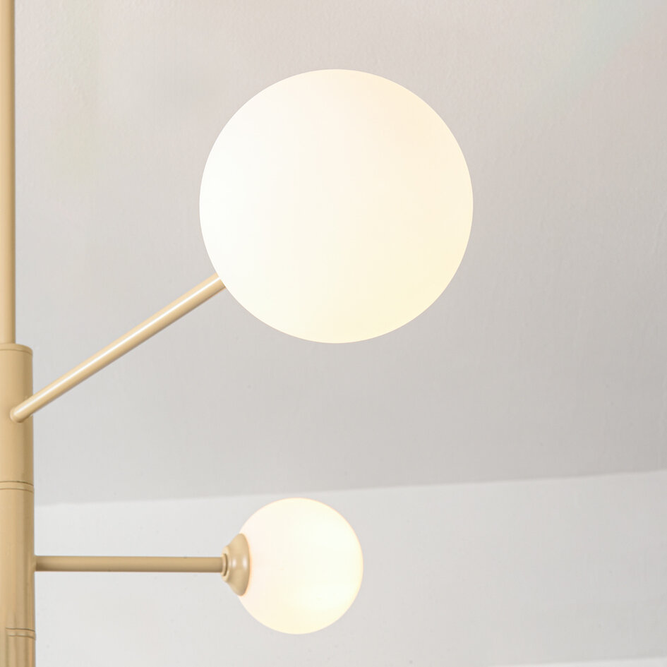 Taklampa Sest med sex lampor - beige med mjölkvitt glas