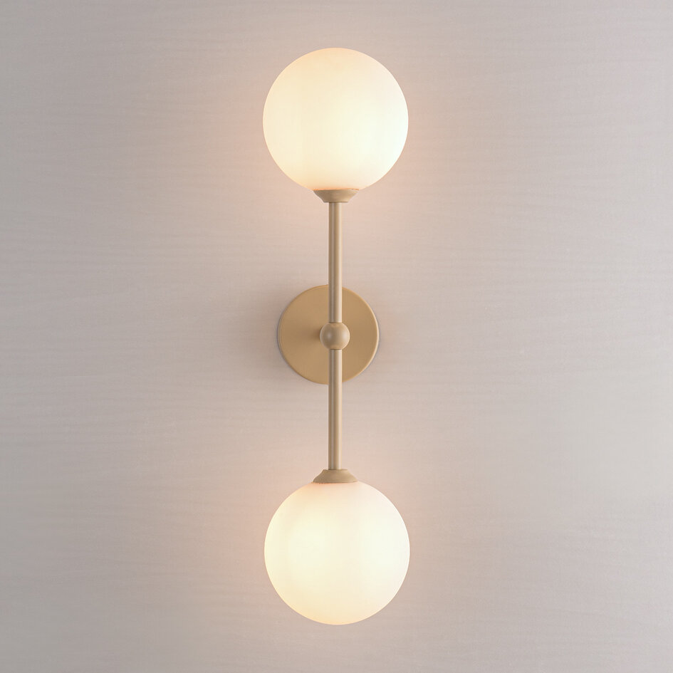 Vägglampa Runda med två lampor - beige med mjölkvitt glas