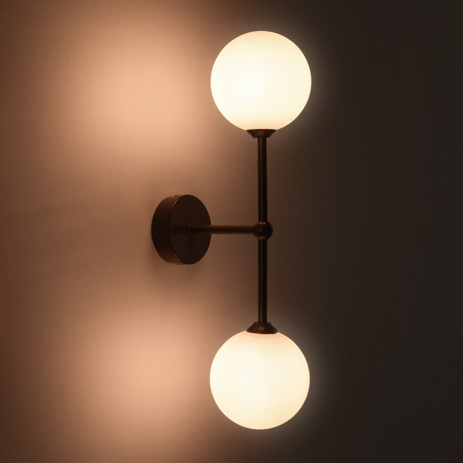 Vägglampa Runda med två lampor - brun med mjölkvitt glas