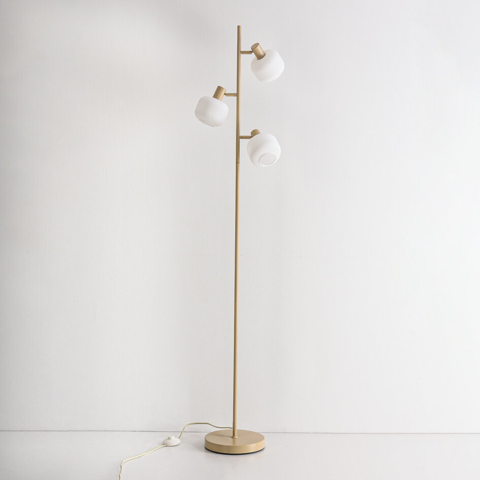 Golvlampa Jesse med tre lampor och mjölkvitt glas - beige