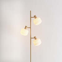 Golvlampa Jesse med tre lampor och mjölkvitt glas - beige