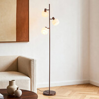 Golvlampa Jesse med tre lampor och mjölkvitt glas - brun