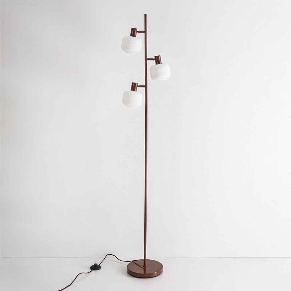 Golvlampa Jesse med tre lampor och mjölkvitt glas - brun