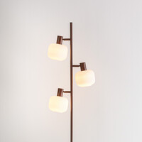 Golvlampa Jesse med tre lampor och mjölkvitt glas - brun