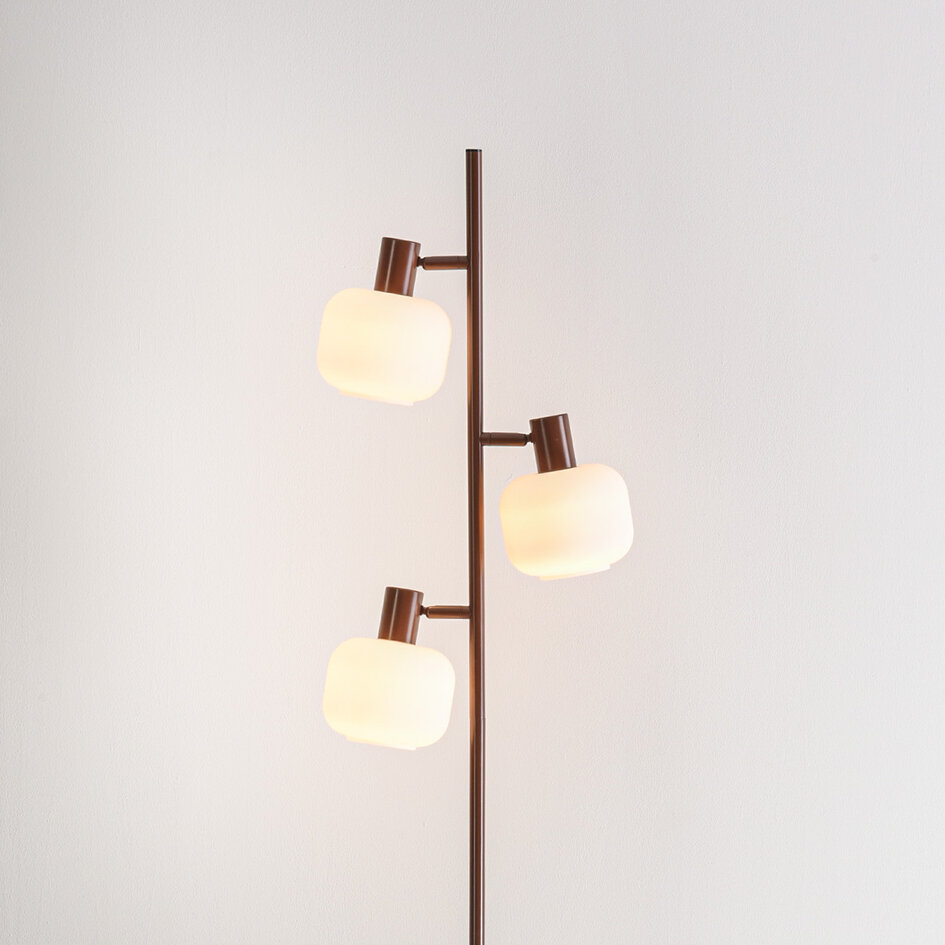 Golvlampa Jesse med tre lampor och mjölkvitt glas - brun