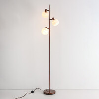 Golvlampa Jesse med tre lampor och mjölkvitt glas - brun