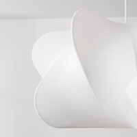 Vit minimalistisk pendellampa Ame med sidenskärm