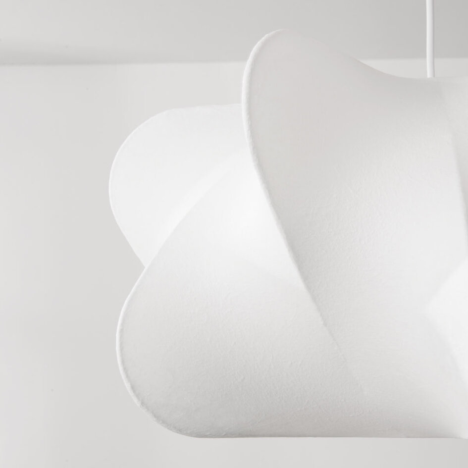 Vit minimalistisk pendellampa Ame med sidenskärm