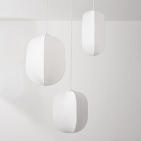 Vit pendellampa Asago med tre lampor och sidenskärmar - KD-design