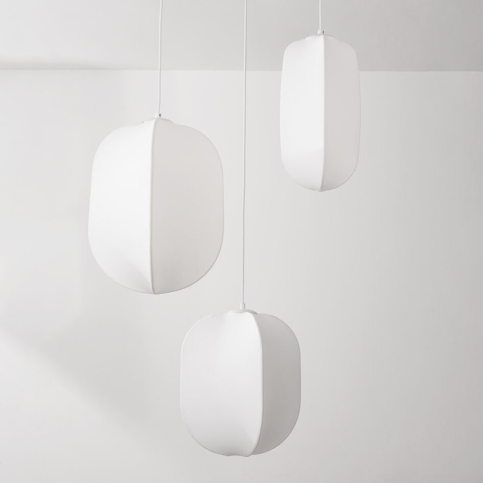 Vit pendellampa Asago med tre lampor och sidenskärmar - KD-design
