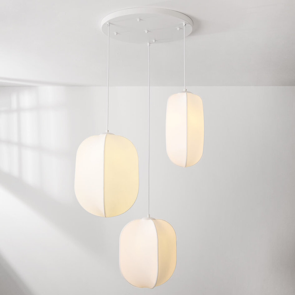Vit pendellampa Asago med tre lampor och sidenskärmar - KD-design