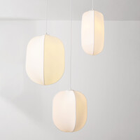 Vit pendellampa Asago med tre lampor och sidenskärmar - KD-design