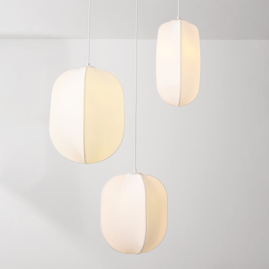 Vit pendellampa Asago med tre lampor och sidenskärmar - KD-design