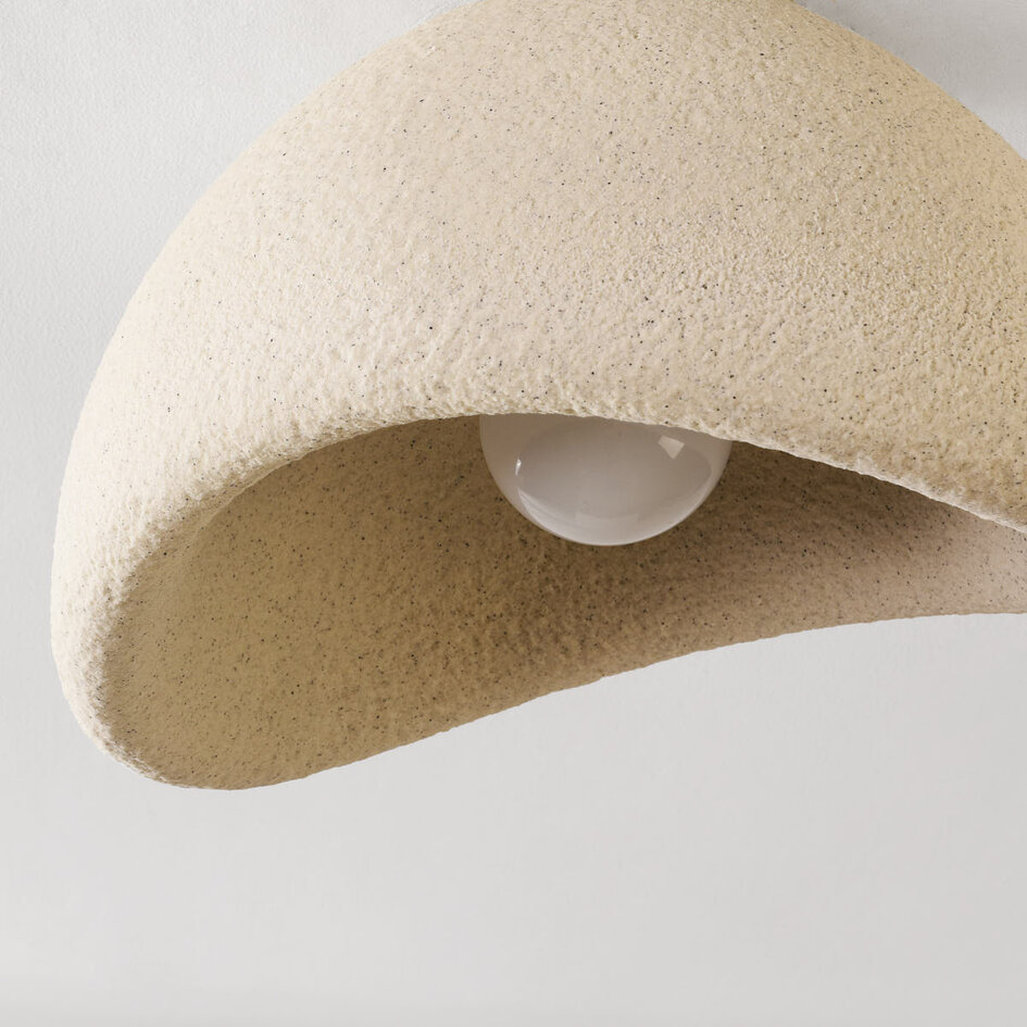 Taklampa Concrete Aura 40 cm - sandbeige wabi sabi-design med svartprickig steneffekt