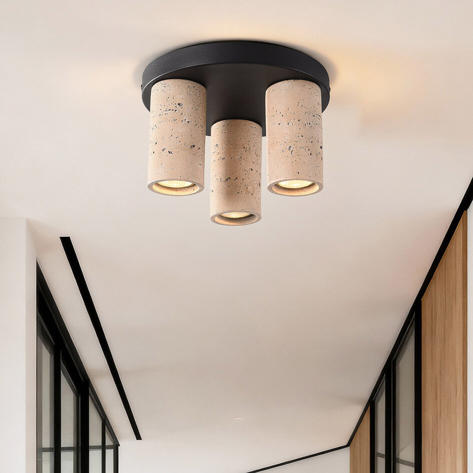 Taklampa Cova med tre spotlights i varm travertinstil