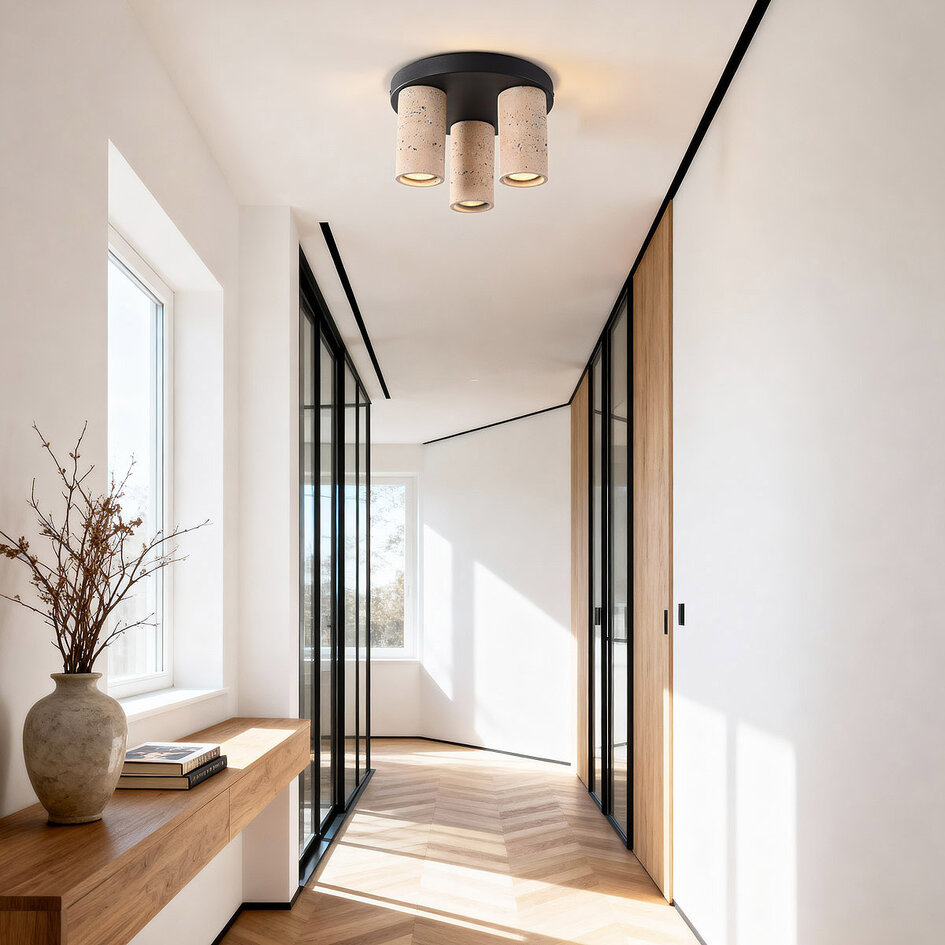 Taklampa Cova med tre spotlights i varm travertinstil