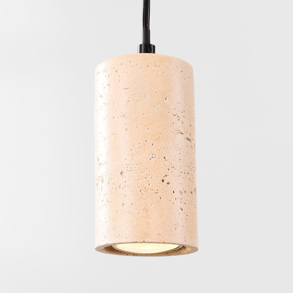 Pendellampa Velea med tre spotlights i varm travertinstil