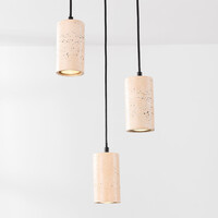 Pendellampa Velea med tre spotlights i varm travertinstil