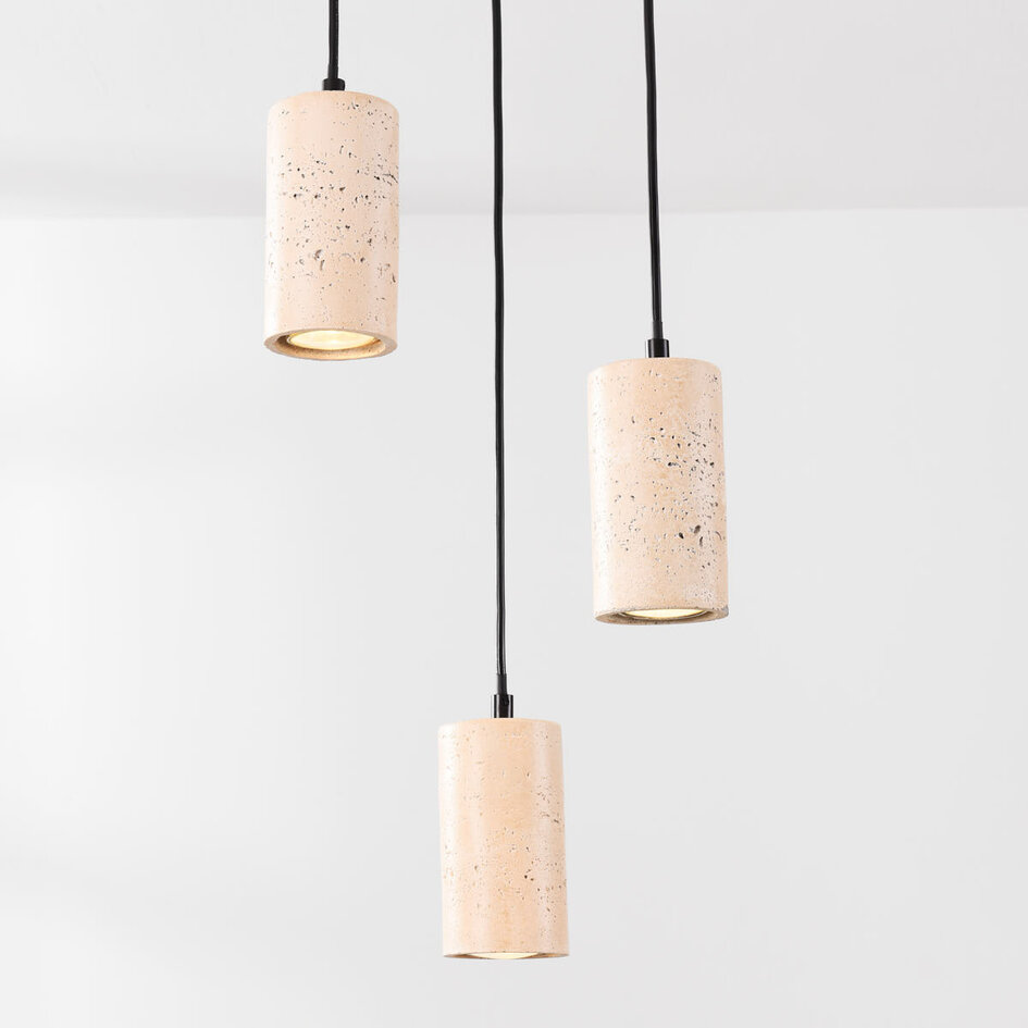Pendellampa Velea med tre spotlights i varm travertinstil
