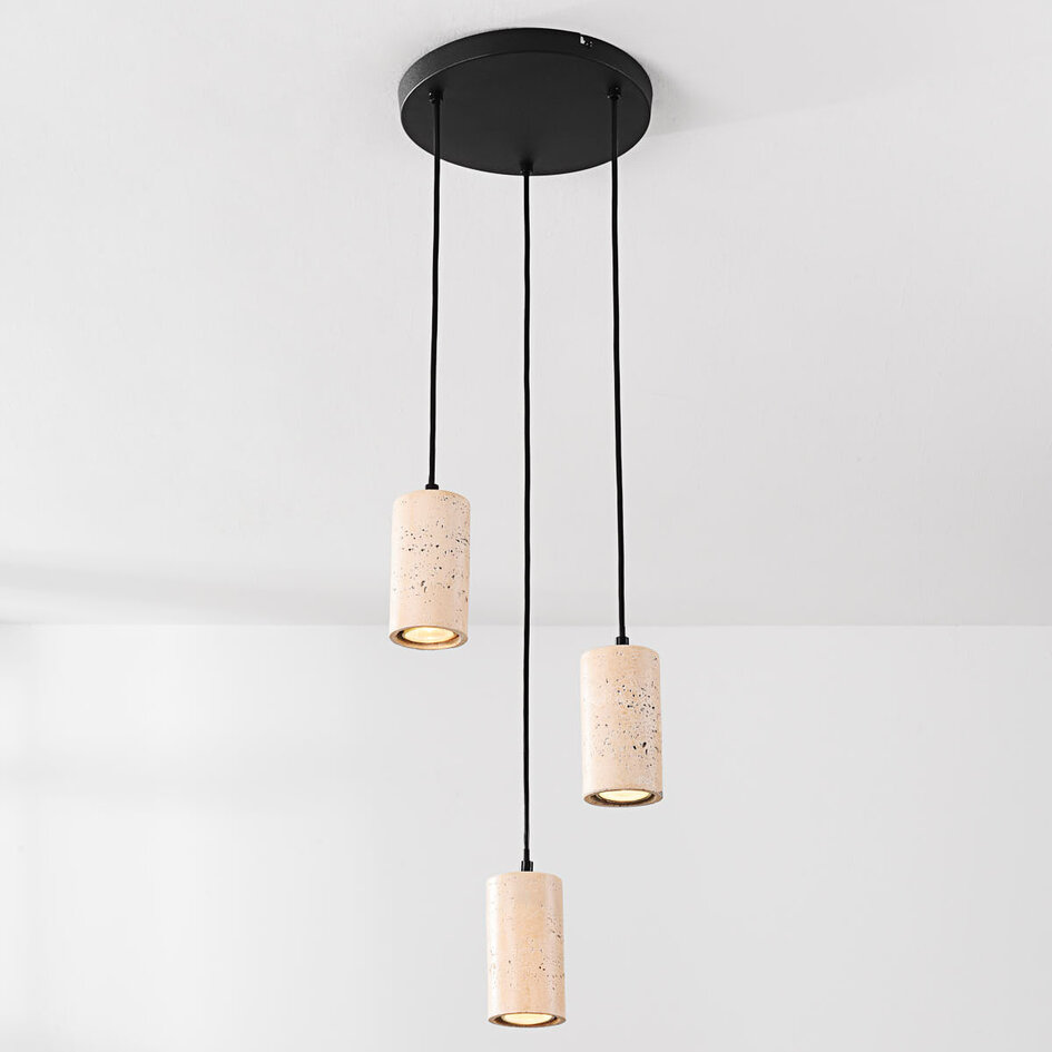 Pendellampa Velea med tre spotlights i varm travertinstil