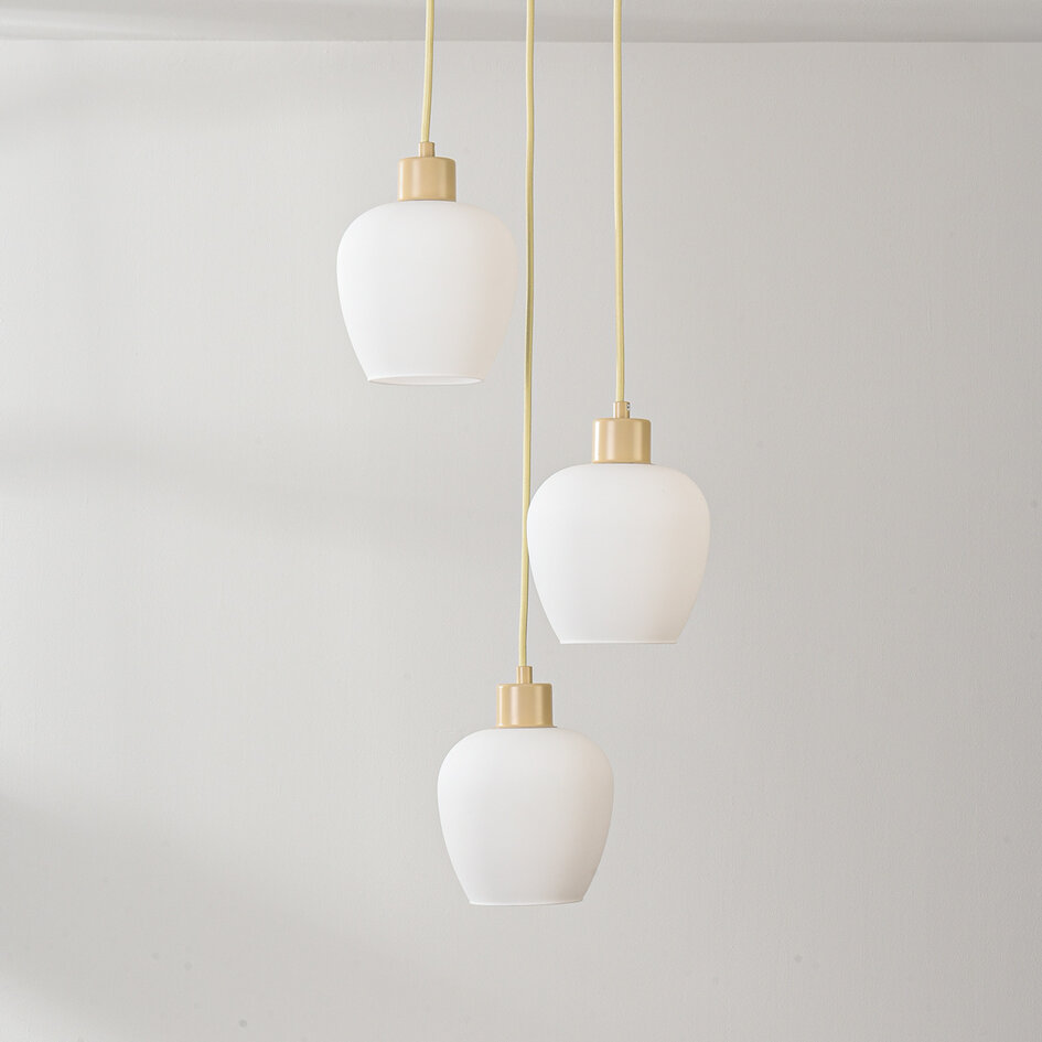 Pendellampa Stockton med tre lampor - beige med mjölkvitt glas