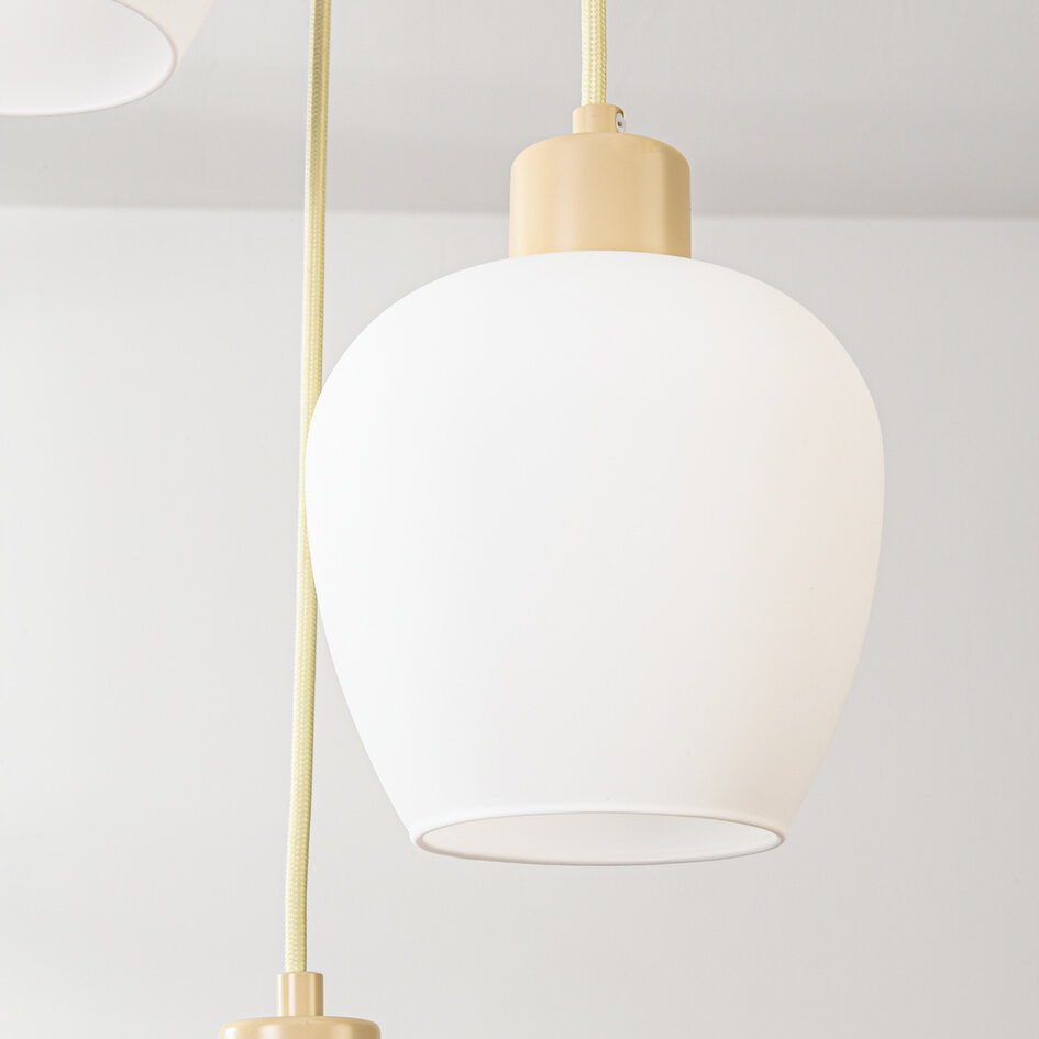 Pendellampa Stockton med tre lampor - beige med mjölkvitt glas
