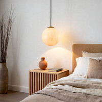 Pendellampa Tessra med en lampa - glas i marmorutseende och gyllene mässing