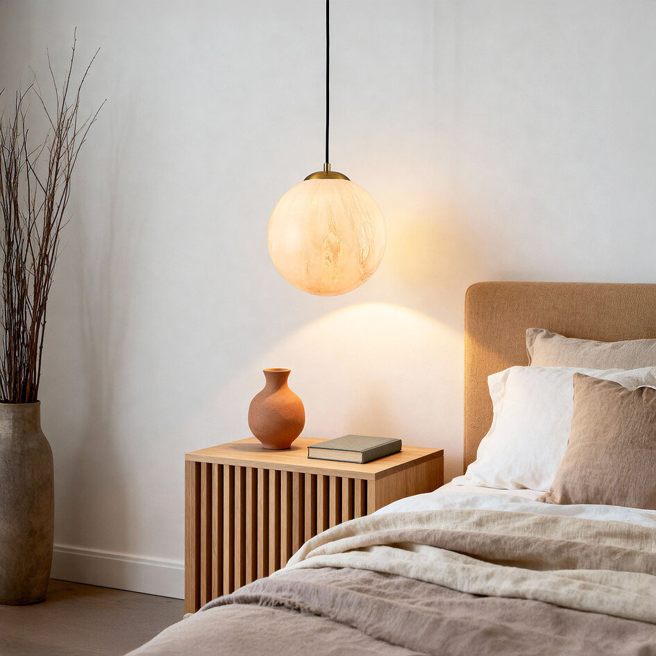 Pendellampa Tessra med en lampa - glas i marmorutseende och gyllene mässing