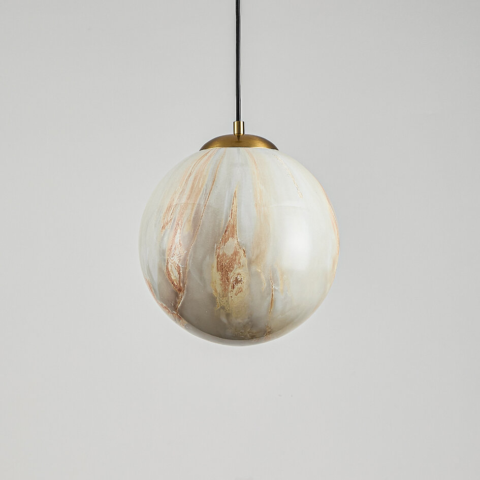 Pendellampa Tessra med en lampa - glas i marmorutseende och gyllene mässing