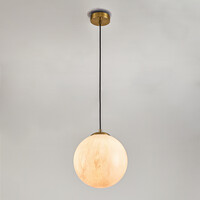 Pendellampa Tessra med en lampa - glas i marmorutseende och gyllene mässing
