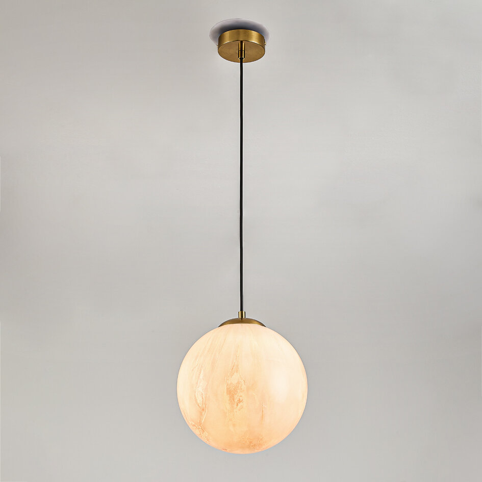 Pendellampa Tessra med en lampa - glas i marmorutseende och gyllene mässing