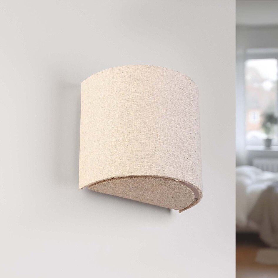 Vägglampa Tova med linneskärm i benvitt