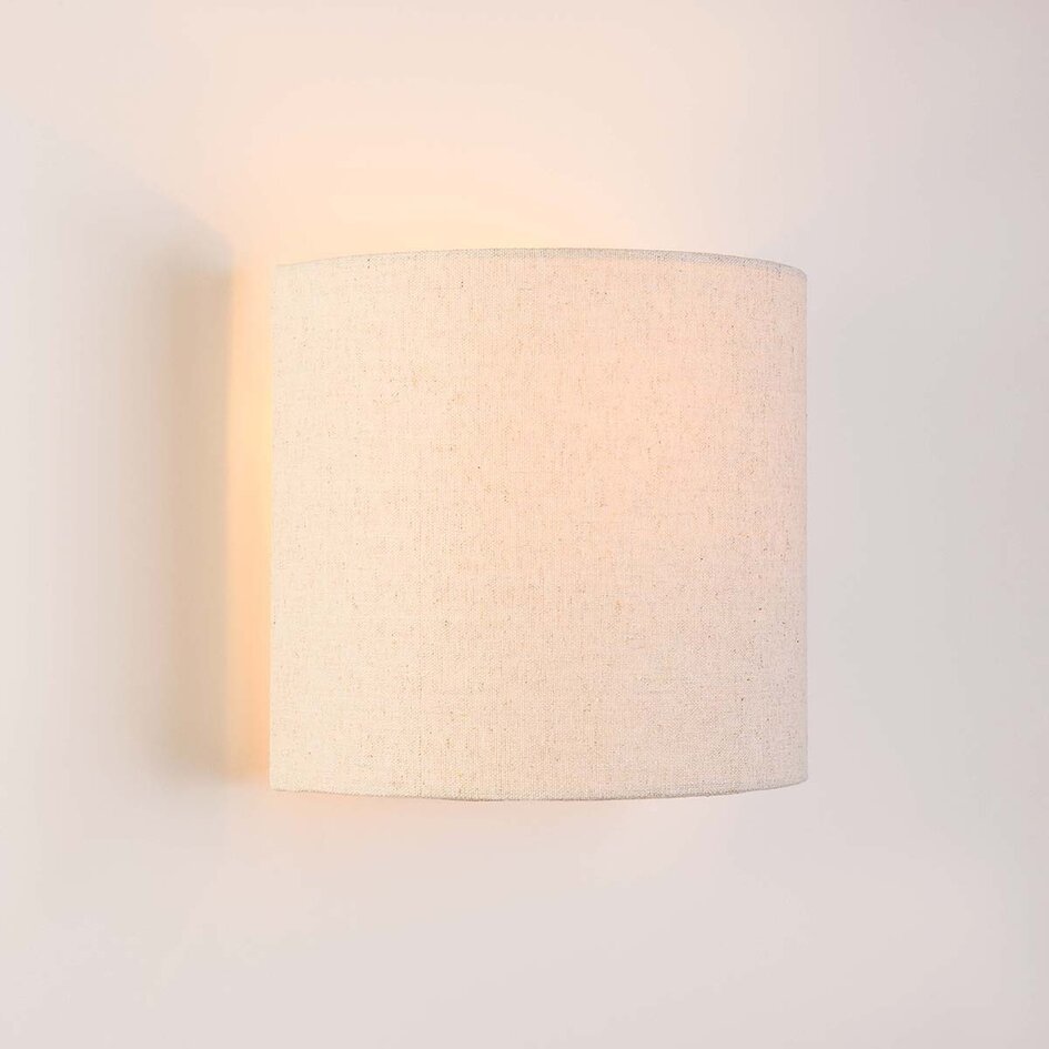 Vägglampa Tova med linneskärm i benvitt
