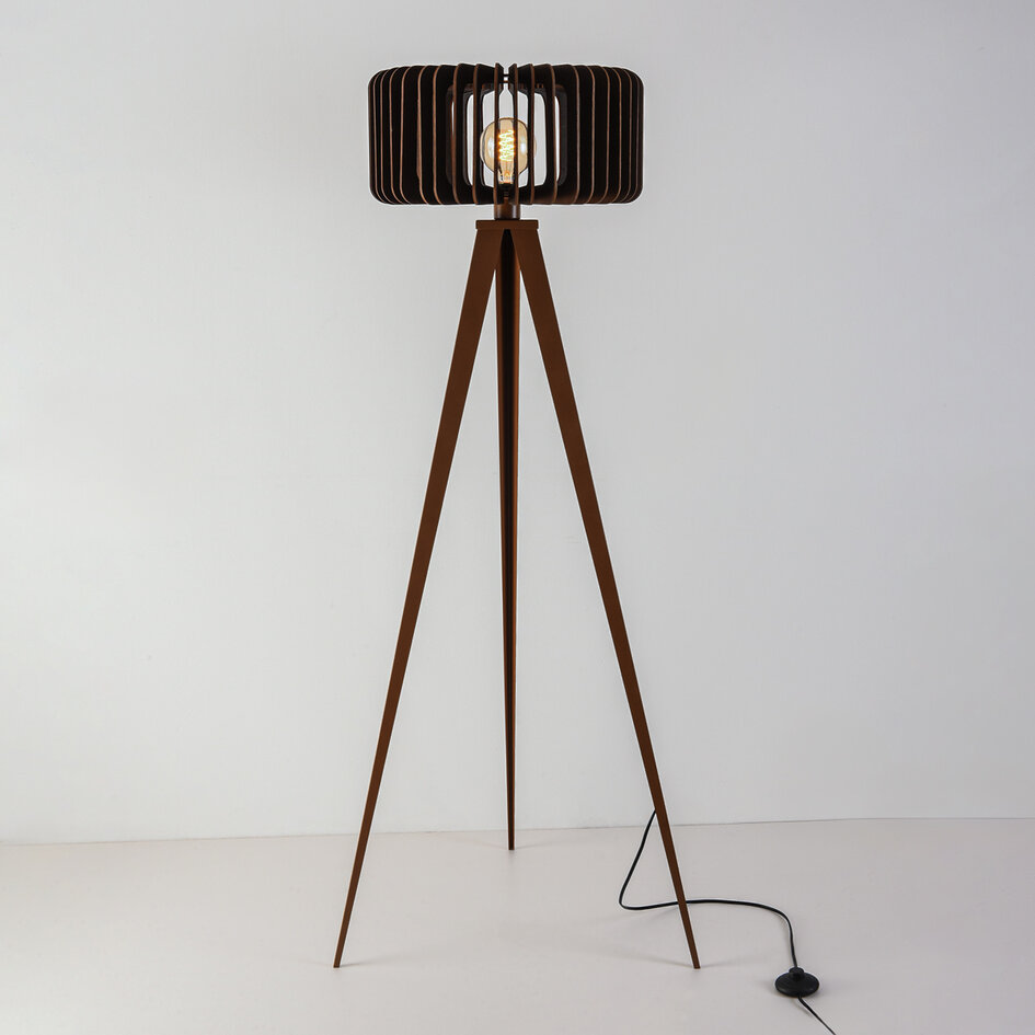 Golvlampa Oakly på stativ med träskärm - valnötslook