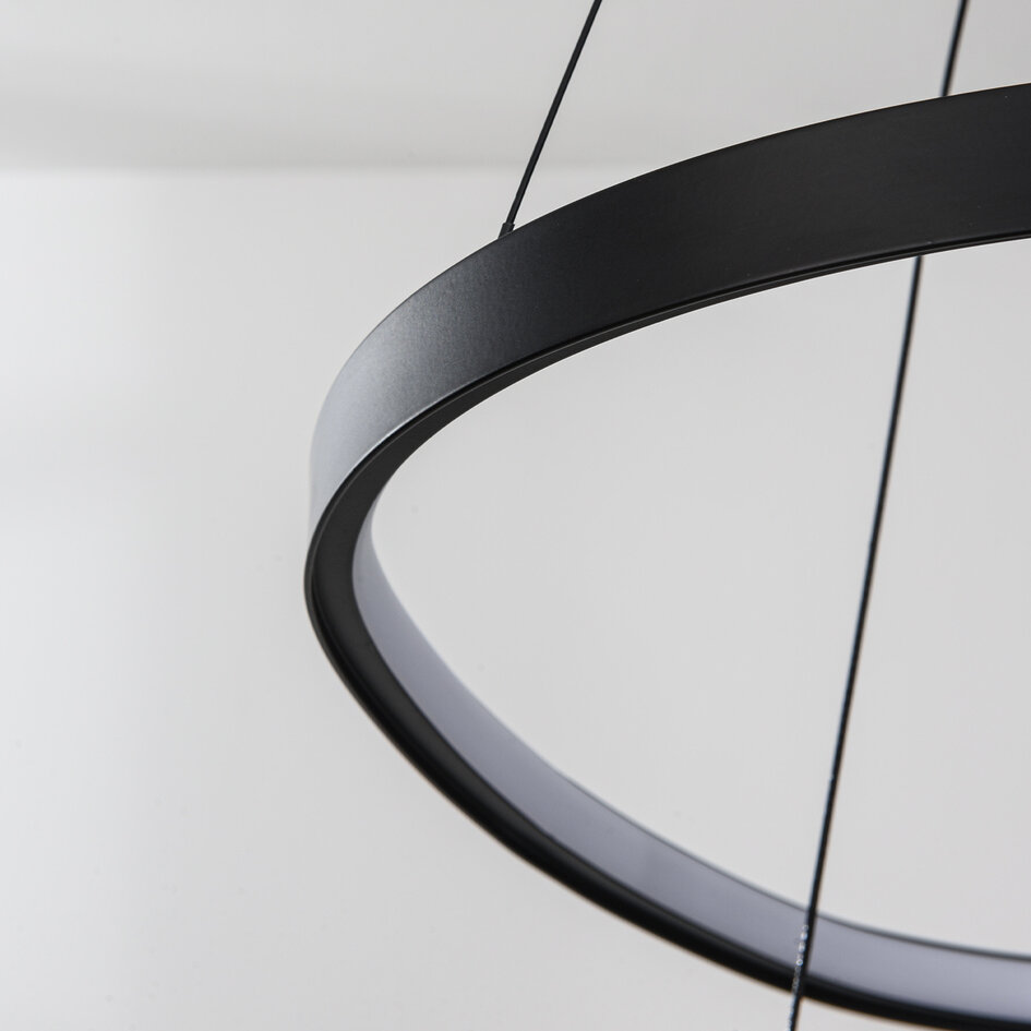 3-stegs dimbar design taklampa Nivara med dubbla LED-ringar i svart