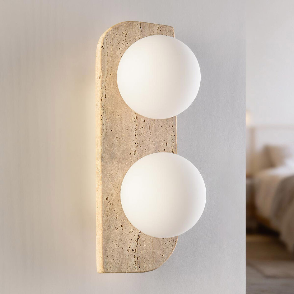 Vägglampa Artea med två lampor i travertin (natursten) med glaskulor