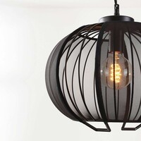Pendellampa Lofas - öppen metallskärm med svart tyg