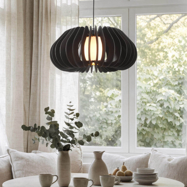 Trähänglampa Rorka med svarta lameller, öppen rund form och diffusor