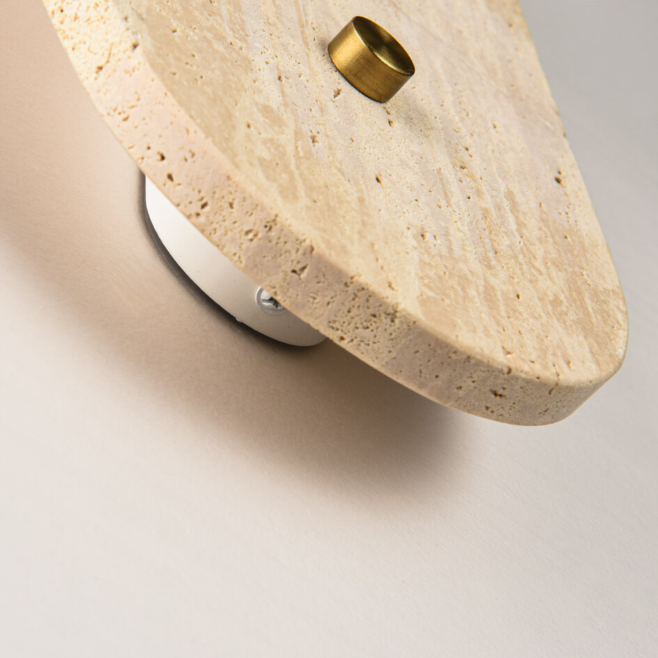 Vägglampa Onda i travertin (natursten) och mjölkvitt glas