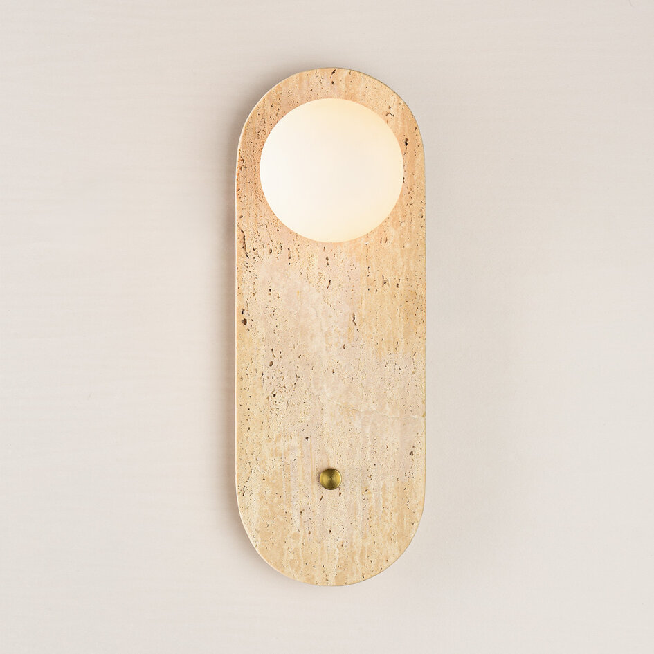 Vägglampa Onda i travertin (natursten) och mjölkvitt glas