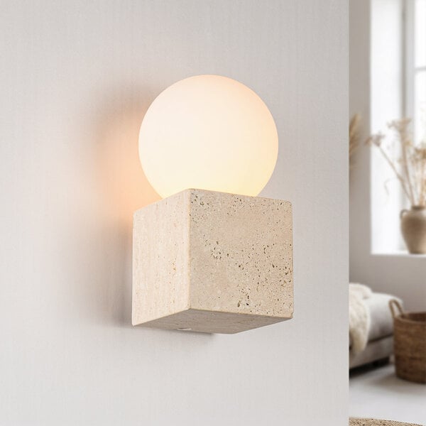 Vägglampa Marno - kvadratisk travertin (natursten) och mjölkvitt glas